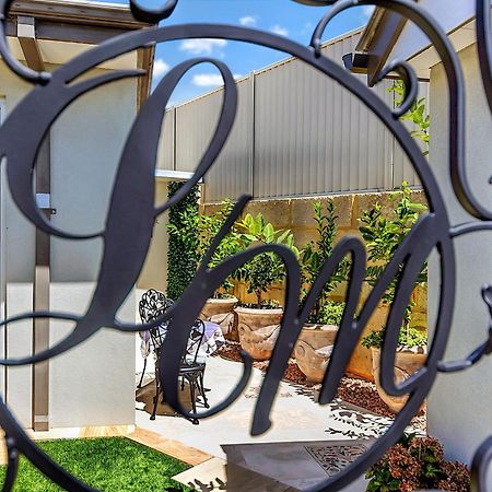 Lavender Manor Bnb Bed and Breakfast Alkimos Exterior foto