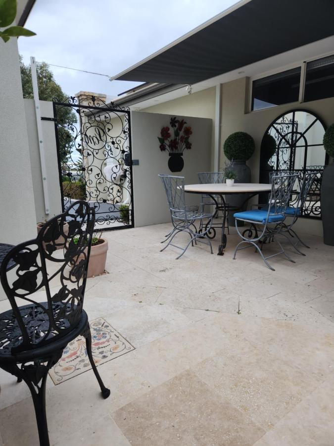 Lavender Manor Bnb Bed and Breakfast Alkimos Exterior foto