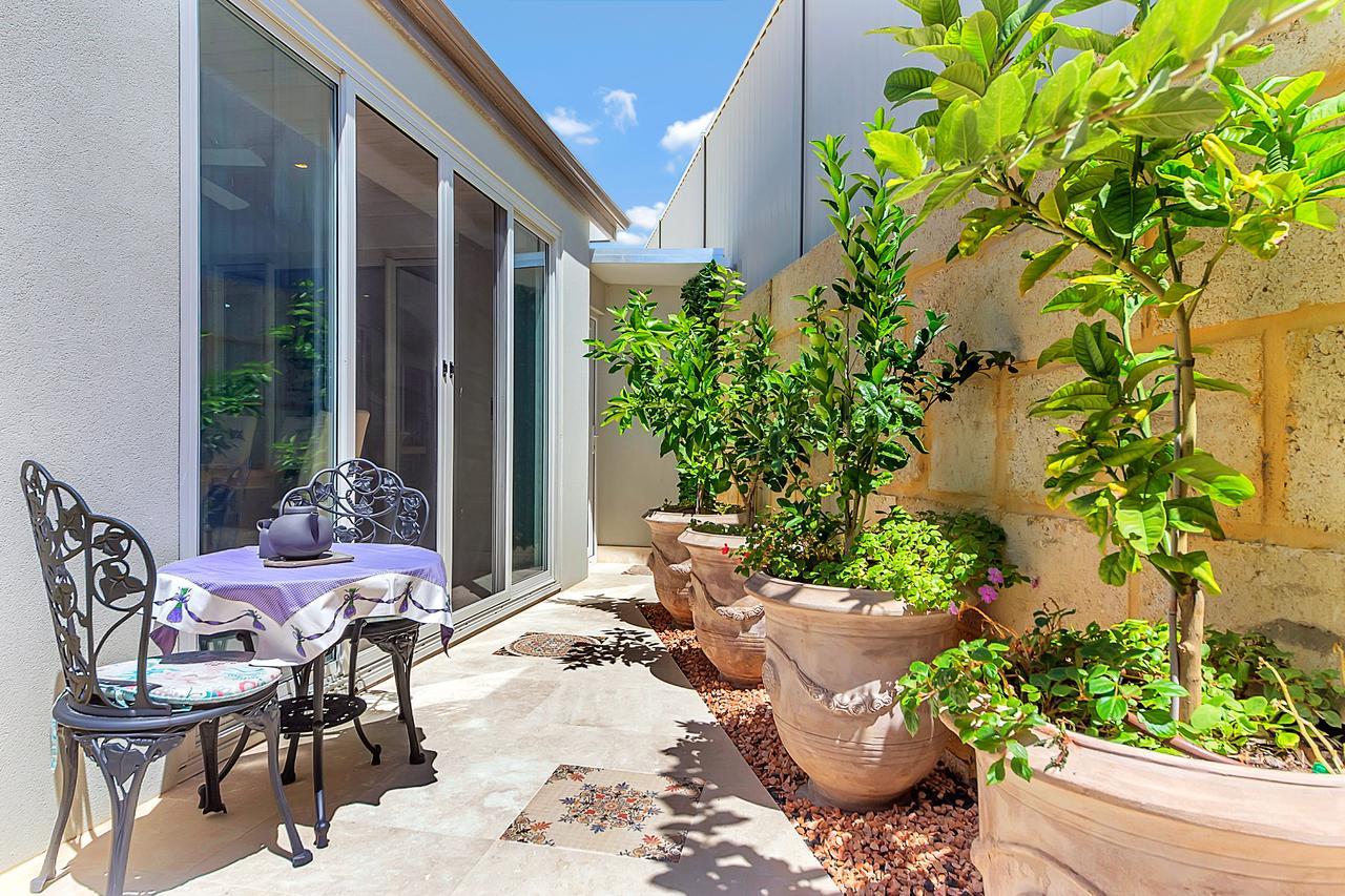 Lavender Manor Bnb Bed and Breakfast Alkimos Exterior foto